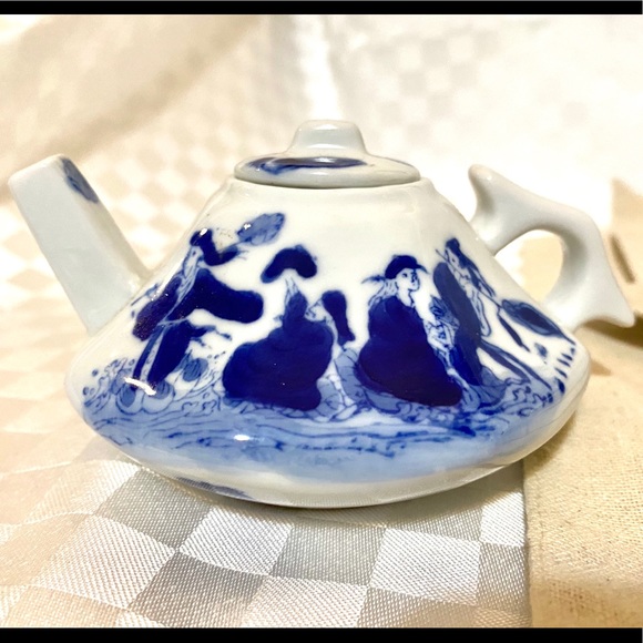 Asian kit with Geisha, tea cups teapot and more... - Picture 9 of 16